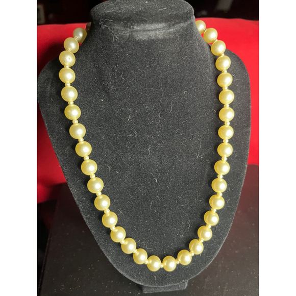 Vintage Faux Pearl Necklace with Textured Barrel Clasp – Classic 1950s Style, 38 - Picture 1 of 8